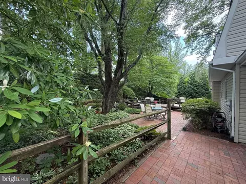 8715 Arley Dr, Springfield, VA 22153 photo 4