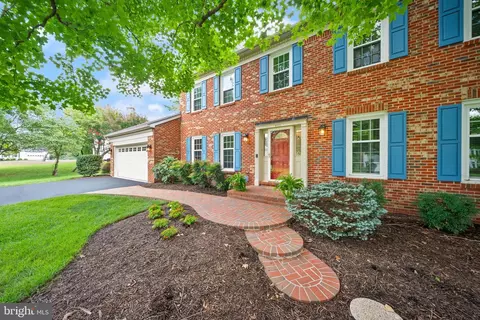 2711 Mustang Dr, Herndon, VA 20171