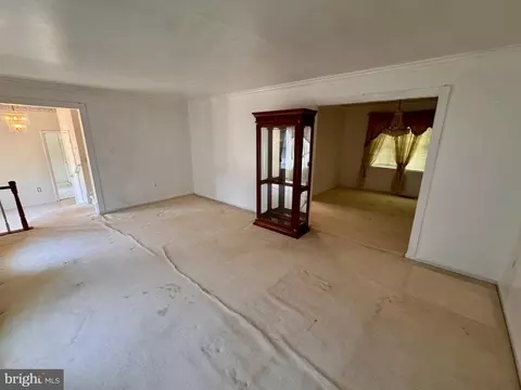 Living - 8016 Rockwood Ct, Springfield, VA 22153 photo 2 of 7