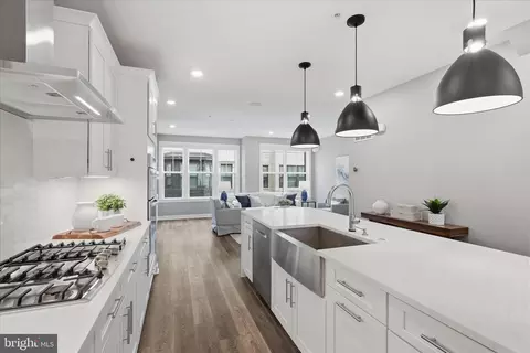 213 Market Sq NW #19, Vienna, VA 22180