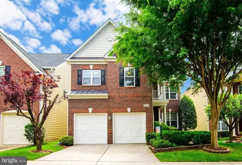 2460 Cypress Green Ln, Herndon, VA 20171