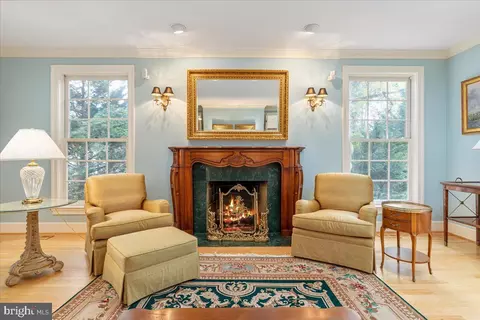 Living - 7131 Woodland Dr, Springfield, VA 22151 photo 4 of 10