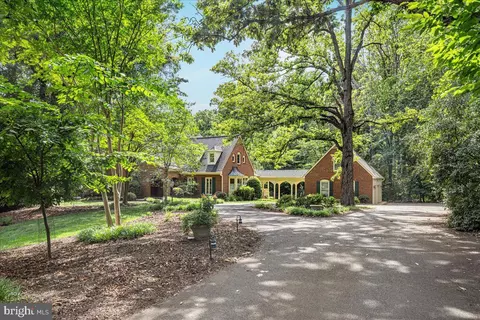 Exterior - 7131 Woodland Dr, Springfield, VA 22151 photo 3 of 31