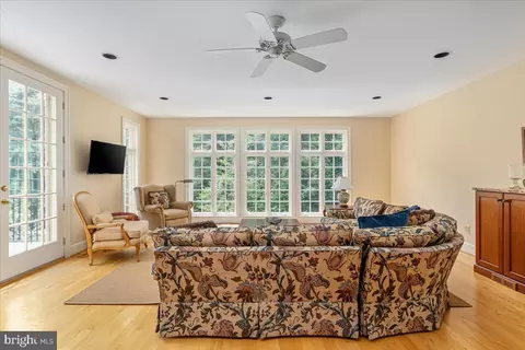 Living - 7131 Woodland Dr, Springfield, VA 22151 photo 3 of 10