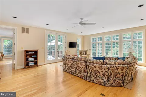 Living - 7131 Woodland Dr, Springfield, VA 22151 photo 2 of 10
