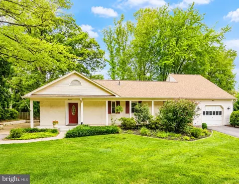 8531 W Oak Place Pl, Vienna, VA 22182