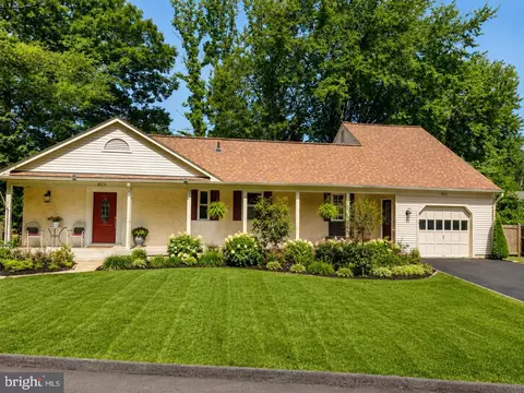 8531 W Oak Place Pl, Vienna, VA 22182