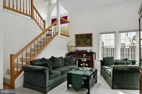 7521 Cross Gate Ln, Alexandria, VA 22315