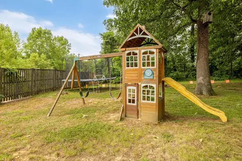 Exterior - 1832 Briar Ridge Ct, Mclean, VA 22101 photo 3 of 8