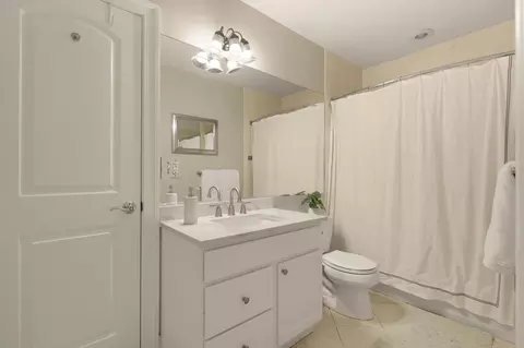 Bath - 1832 Briar Ridge Ct, Mclean, VA 22101 photo 3 of 4