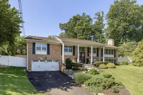 Exterior - 1832 Briar Ridge Ct, Mclean, VA 22101 photo 7 of 8