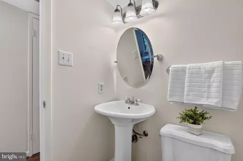 Bath - 1707 Westwind Way #8, Mclean, VA 22102 photo 1 of 4