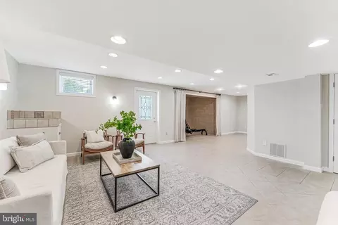 Living - 12809 Tournament Dr, Reston, VA 20191 photo 6 of 7
