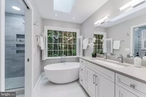 Bath - 11634 Springhouse Pl, Reston, VA 20194 photo 2 of 8
