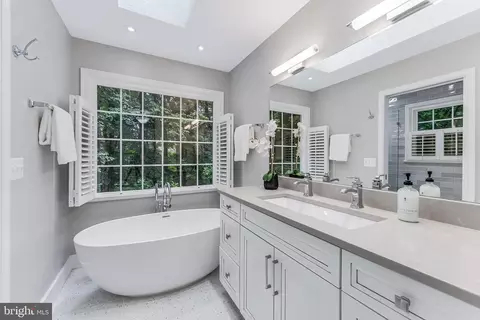 Bath - 11634 Springhouse Pl, Reston, VA 20194 photo 3 of 8