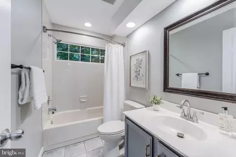 Bath - 11634 Springhouse Pl, Reston, VA 20194 photo 7 of 8