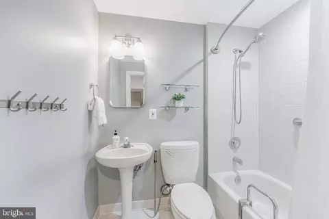 Bath - 11634 Springhouse Pl, Reston, VA 20194 photo 8 of 8