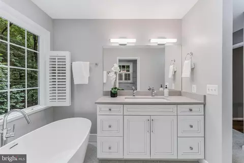 Bath - 11634 Springhouse Pl, Reston, VA 20194 photo 4 of 8