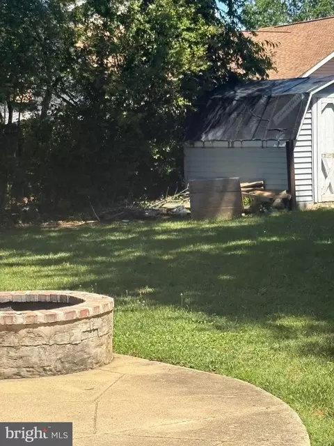 6113 Pioneer Dr, Springfield, VA 22150 photo 2