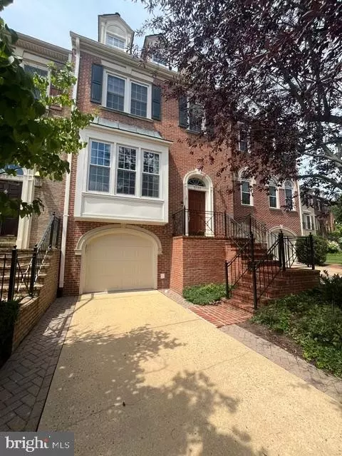 6323 Barcroft Mews Dr, Falls Church, VA 22041