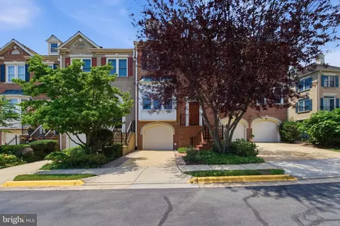 6323 Barcroft Mews Dr, Falls Church, VA 22041