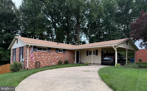 5010 Gainsborough Dr, Fairfax, VA 22032