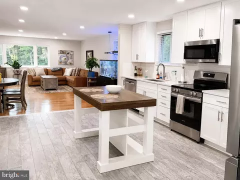 5010 Gainsborough Dr, Fairfax, VA 22032
