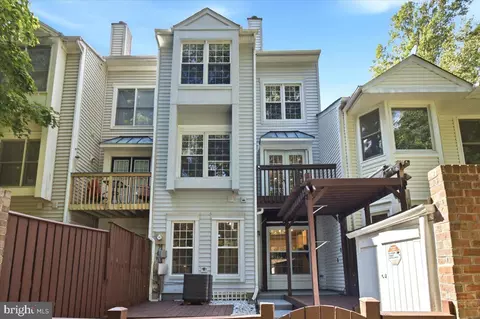 6013 Chestnut Hollow Ct, Centreville, VA 20121