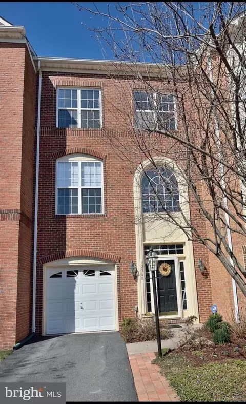 12960 Park Crescent Cir, Herndon, VA 20171