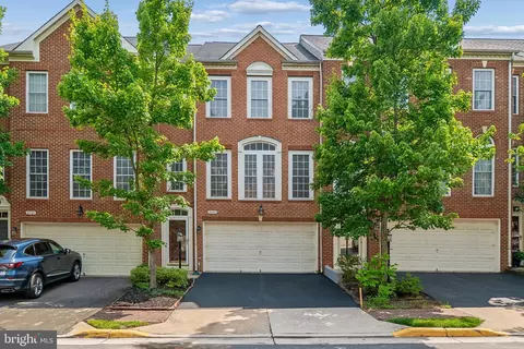 8028 Samuel Wallis St, Lorton, VA 22079