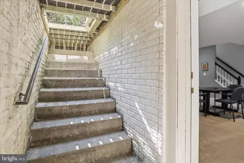 Entry Way - 7323 Laurel Creek Ct, Springfield, VA 22150 photo 7 of 7