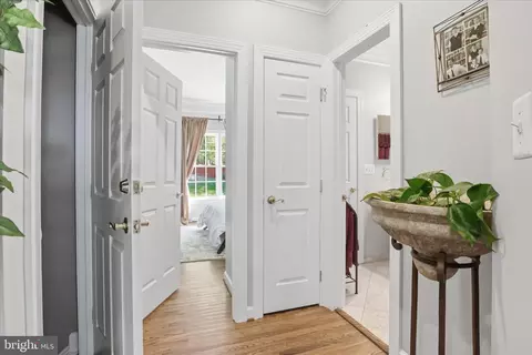 Entry Way - 7323 Laurel Creek Ct, Springfield, VA 22150 photo 3 of 7