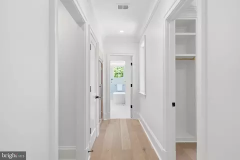 Entry Way - 6008 Oakdale Rd, Mclean, VA 22101 photo 12 of 25