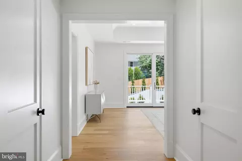 Entry Way - 6008 Oakdale Rd, Mclean, VA 22101 photo 11 of 25