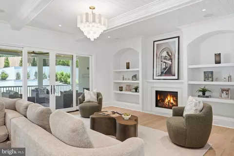 Living - 6008 Oakdale Rd, Mclean, VA 22101 photo 4 of 5