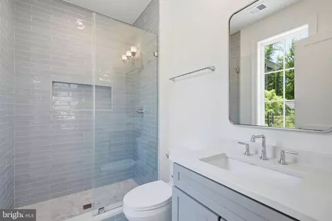 Bath - 6008 Oakdale Rd, Mclean, VA 22101 photo 8 of 12