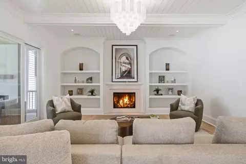 Living - 6008 Oakdale Rd, Mclean, VA 22101 photo 2 of 5