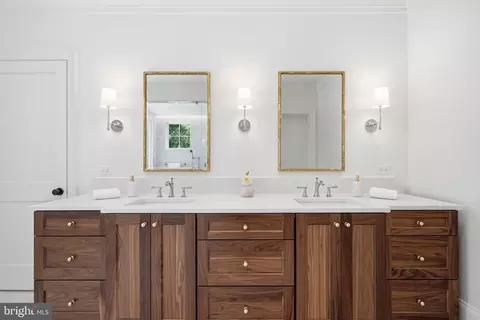 Bath - 6008 Oakdale Rd, Mclean, VA 22101 photo 7 of 12