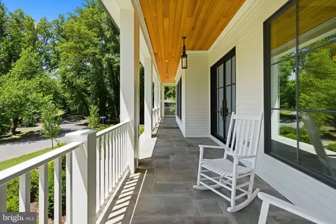 Exterior - 6008 Oakdale Rd, Mclean, VA 22101 photo 11 of 14