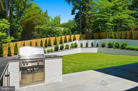 Exterior - 6008 Oakdale Rd, Mclean, VA 22101 photo 8 of 14