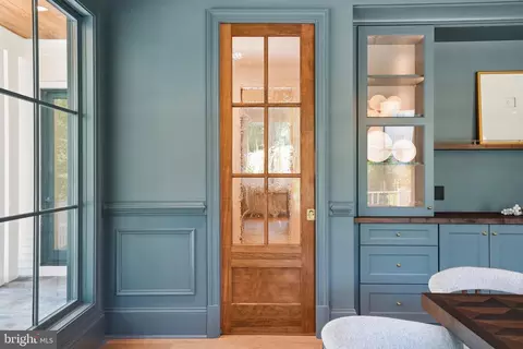 Entry Way - 6008 Oakdale Rd, Mclean, VA 22101 photo 3 of 25