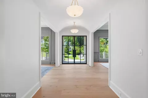 Entry Way - 6008 Oakdale Rd, Mclean, VA 22101 photo 2 of 25