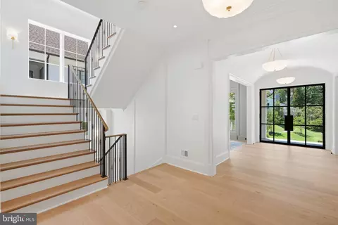 Entry Way - 6008 Oakdale Rd, Mclean, VA 22101 photo 4 of 25