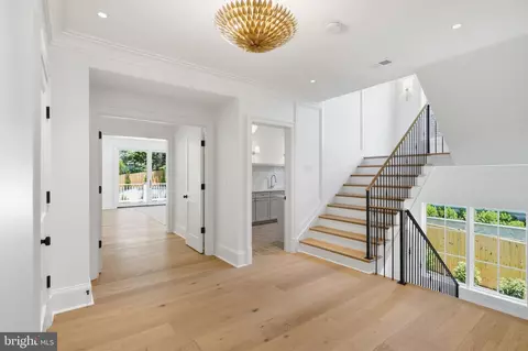 Entry Way - 6008 Oakdale Rd, Mclean, VA 22101 photo 10 of 25