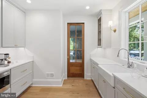 Entry Way - 6008 Oakdale Rd, Mclean, VA 22101 photo 7 of 25