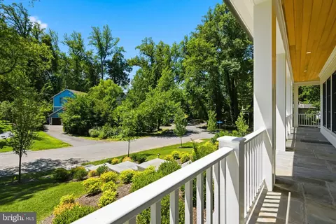 Exterior - 6008 Oakdale Rd, Mclean, VA 22101 photo 12 of 14