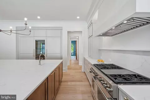 Entry Way - 6008 Oakdale Rd, Mclean, VA 22101 photo 5 of 25