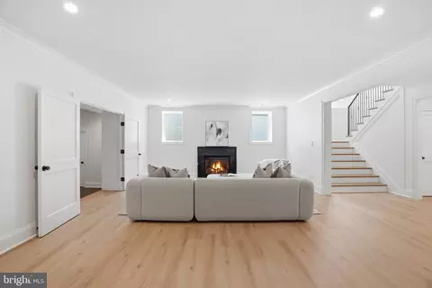 Living - 6008 Oakdale Rd, Mclean, VA 22101 photo 5 of 5