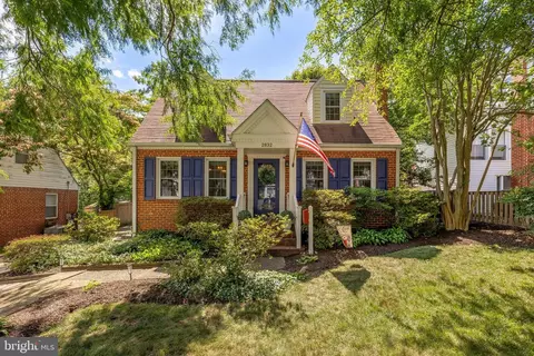 2832 Summerfield Rd, Falls Church, VA 22042