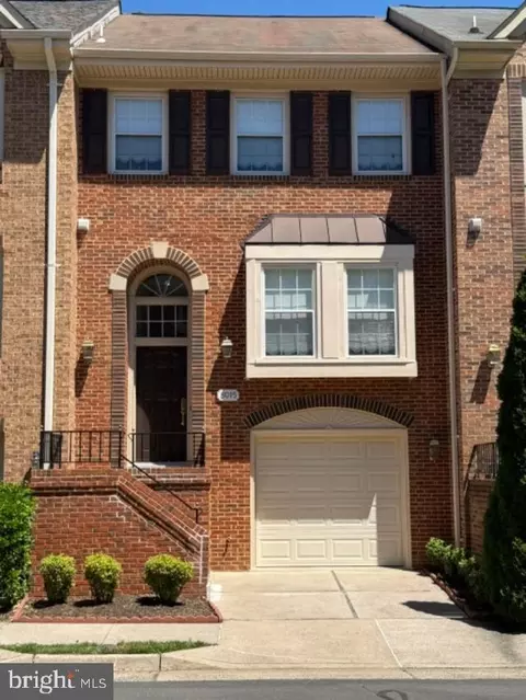 8015 Merry Oaks Ct, Vienna, VA 22182